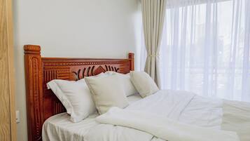 1 bedroom, desk, WiFi, bed sheets