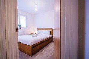1 bedroom, iron/ironing board, free WiFi, bed sheets - Charming 1BR House in Eccles with Free Parking (Manchester)