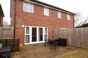 Outdoor dining - Charming 1BR House in Eccles with Free Parking (Manchester)