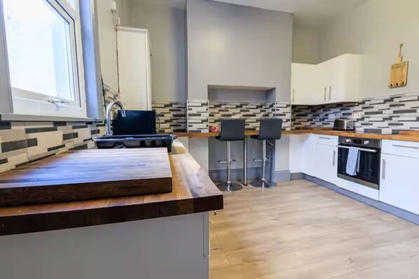 Frigorifero, microonde, forno, piano cottura