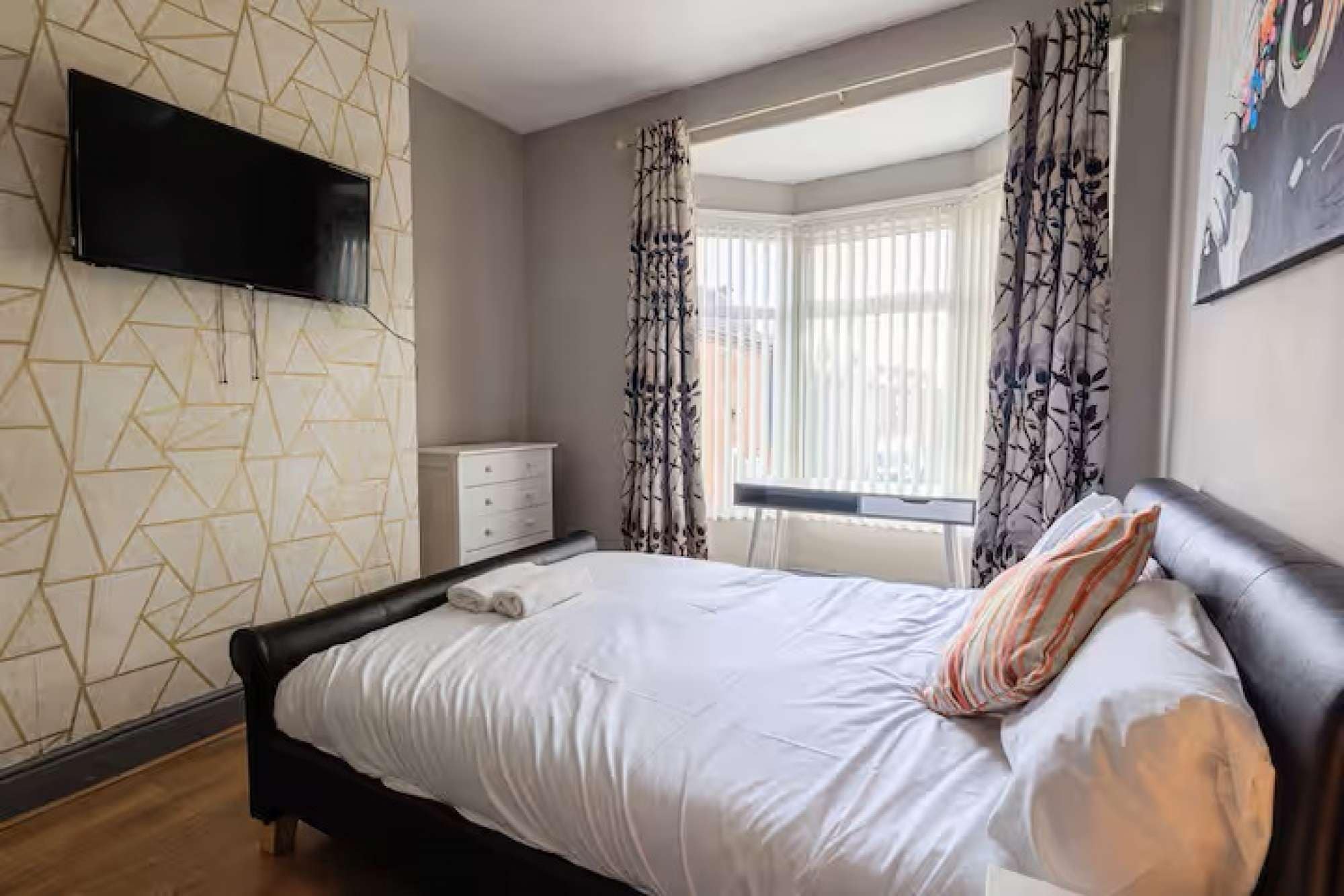 3 bedrooms, iron/ironing board, WiFi, bed sheets