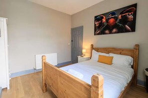 3 habitaciones, tabla de planchar con plancha, wifi y ropa de cama