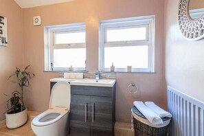 Shower, towels - Cornwall House Home from Home Stay (Hartlepool)