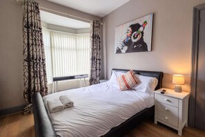 3 habitaciones, tabla de planchar con plancha, wifi y ropa de cama