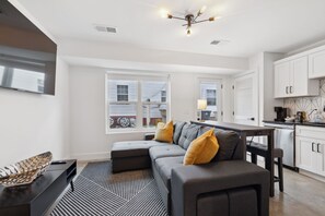 TV - 1st Flr Nashville Retreat | Top Spots & Downtown! (Nashville)