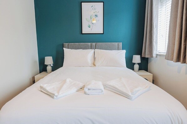 3 chambres, fer et planche à repasser, Wi-Fi, draps fournis