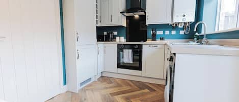 Réfrigérateur, four à micro-ondes, un four, surface de cuisson
