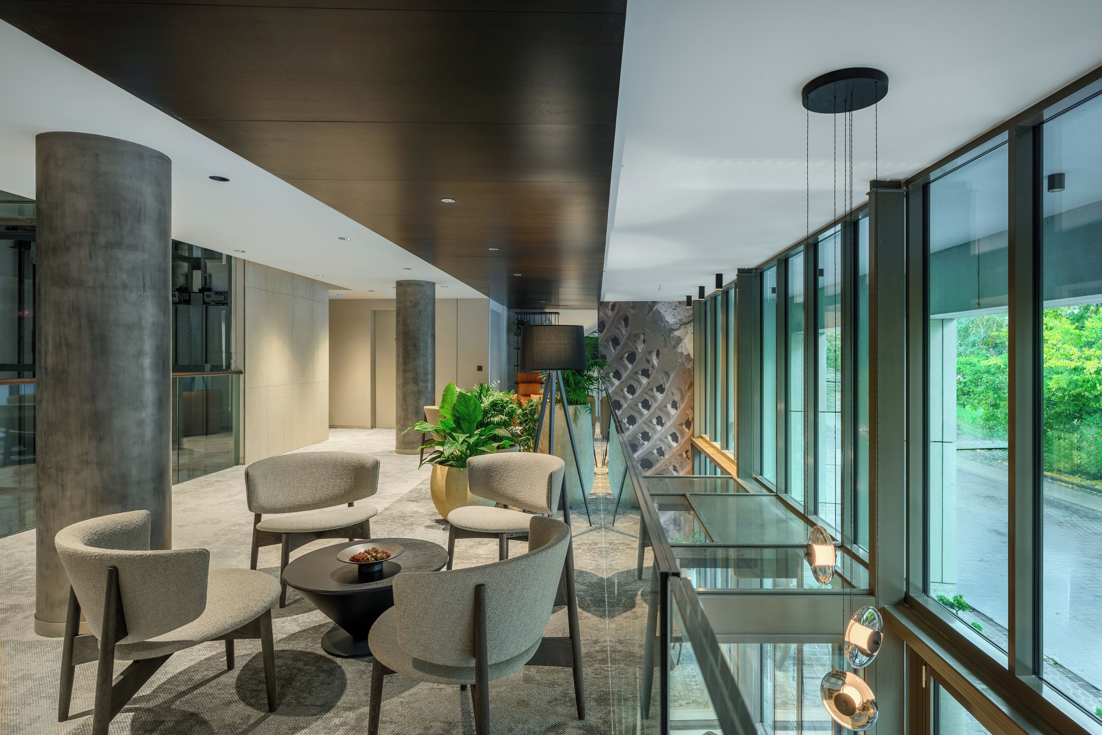 Här finns 2 restauranger som serverar lunch.