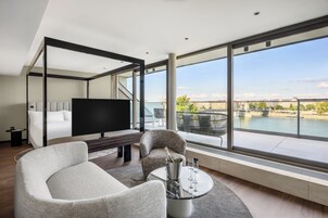 Luxury Studio | Hypo-allergenic bedding, down comforters, memory foam beds, minibar