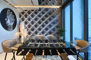 2 restaurants, lunch, dinner served; Italian cuisine 