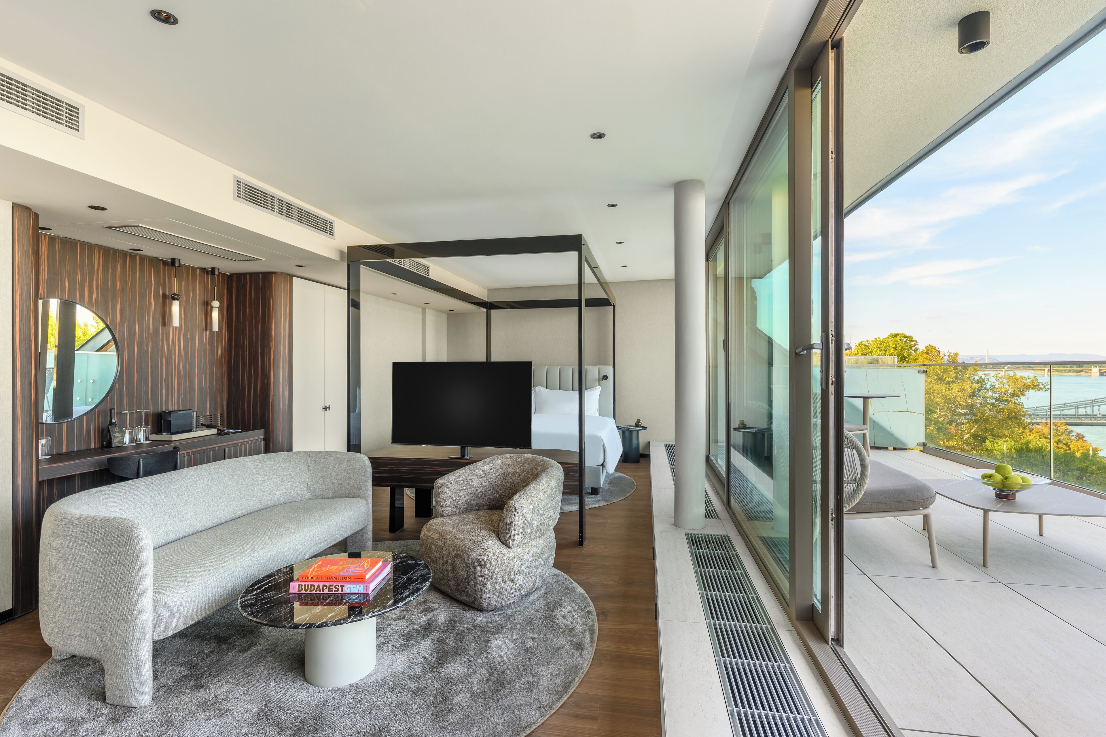 ลักซ์ชัวรี่สตูดิโอ | เครื่องนอนป้องกันสารก่อภูมิแพ้, ผ้านวมขนเป็ด, เตียงเมมโมรีโฟม, มินิบาร์