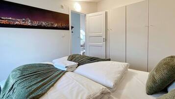 2 bedrooms, iron/ironing board, internet, bed sheets