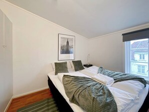 2 slaapkamers, een strijkplank/strijkijzer, internet, beddengoed
