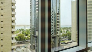 Vista de edificios altos con una masa de agua al fondo.