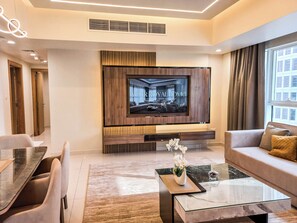 Smart TV - Abu Dhabi Royal Home, Family Apartment, Beach View (Abu Dhabi)