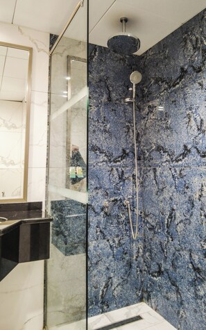 Shower, eco-friendly toiletries, hair dryer, bidet - Abu Dhabi Royal Home, Family Apartment, Beach View (Abu Dhabi)