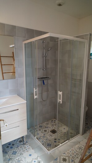 Douche, sèche-cheveux, serviettes fournies, savon