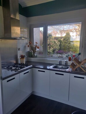 Private kitchen - Beautiful period property with amazing views, spacious rooms and a large garden. (Hillside)