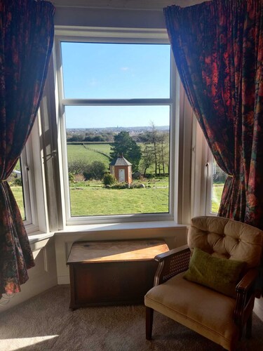 Beautiful period property with amazing views, spacious rooms and a large garden.