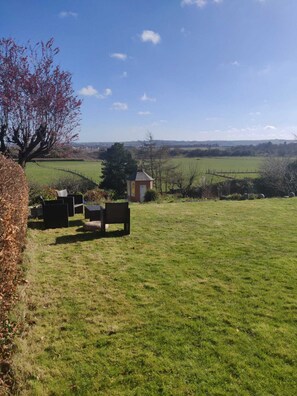 Property grounds - Beautiful period property with amazing views, spacious rooms and a large garden. (Hillside)