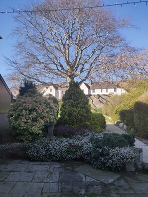 Property grounds - Beautiful period property with amazing views, spacious rooms and a large garden. (Hillside)