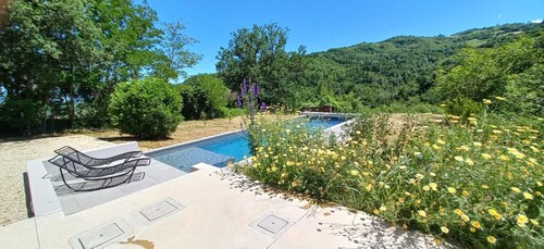 Casa del noce, stylish farmhouse with private pool, between beach and mountains