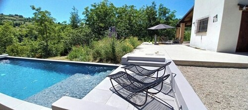 Casa del noce, stylish farmhouse with private pool, between beach and mountains