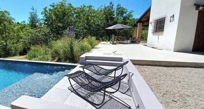 Casa del noce, stylish farmhouse with private pool, between beach and mountains