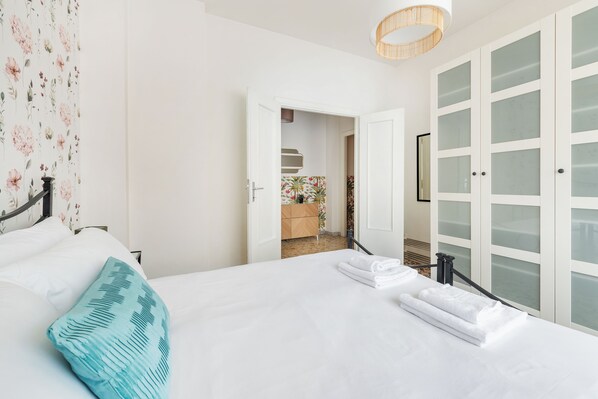 2 slaapkamers, een strijkplank/strijkijzer, gratis wifi, beddengoed