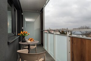 Suíte estúdio conforto, sacada, vista para a cidade | Terraço/pátio