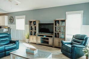 Smart TV, books - Escape to Marley's Way – Your Intracoastal Sanctuary! (Surf City)