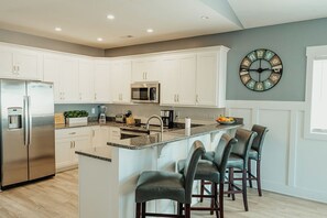 Fridge, microwave, dishwasher, coffee/tea maker - Escape to Marley's Way – Your Intracoastal Sanctuary! (Surf City)