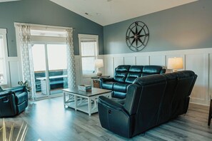 Smart TV, books - Escape to Marley's Way – Your Intracoastal Sanctuary! (Surf City)