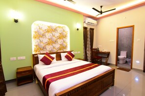 ملاءات للفراش لا تسبب الحساسية ومكتب وواي فاي مجانًا وملاءات أسرّة