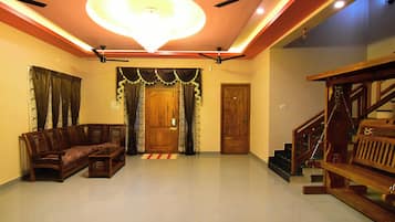 Royal Room | Egyptian cotton sheets, premium bedding, desk, free WiFi