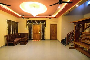 皇家客房 | 埃及棉床单、高档床上用品、办公桌、免费 WiFi