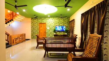 Deluxe Room | Living room