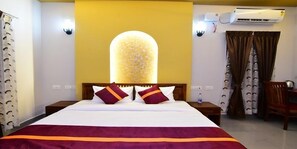 Habitación Royal | Sábanas de algodón egipcio, ropa de cama de alta calidad, escritorio