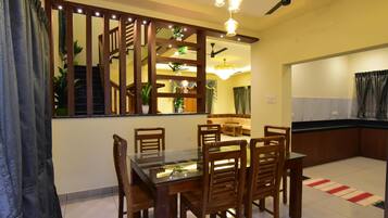 Egyptian cotton sheets, premium bedding, desk, free WiFi