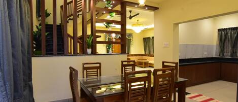 Egyptian cotton sheets, premium bedding, desk, free WiFi