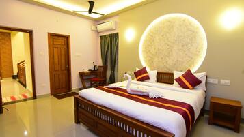 Egyptian cotton sheets, premium bedding, desk, free WiFi