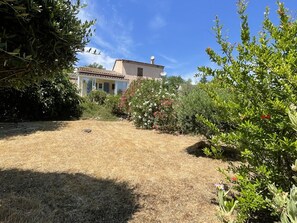 Property grounds - Cozy house with garden in Quinson (Quinson)