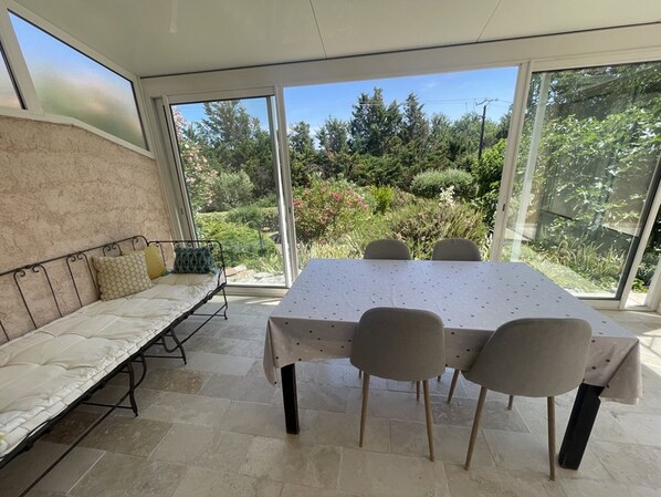 Dining - Cozy house with garden in Quinson (Quinson)