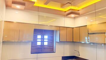 Dusj, hårføner og håndklær