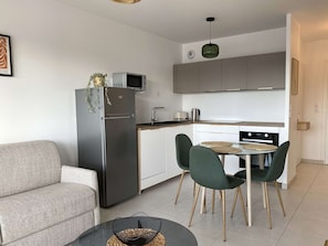 Interior - T2 Apartment with terrace and parking, view of Thau pond (Balaruc-les-Bains)