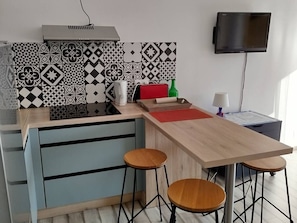 Réfrigérateur, micro-ondes, plaque de cuisson, cafetiÚre/bouilloire