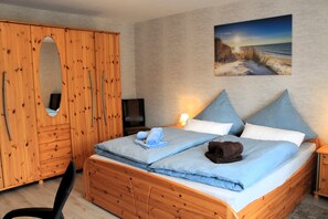 2 chambres, bureau, fer et planche à repasser, lit parapluie