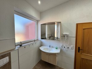 Een douche, een haardroger, handdoeken, zeep