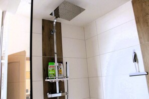 Douche, sèche-cheveux, serviettes fournies, savon