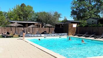 สระว่ายน้ำกลางแจ้งเปิดตามฤดูกาล